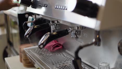 barista limpieza portafiltro en la máquina de café por tronco en el vapor