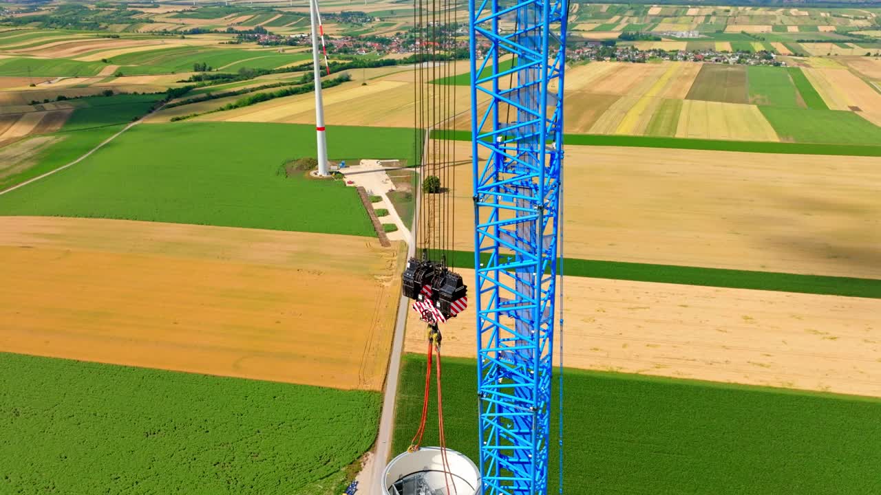 오스트리아 의 풍력 터빈 건설 현장 에 있는 큰 크레인 - 드론 촬영