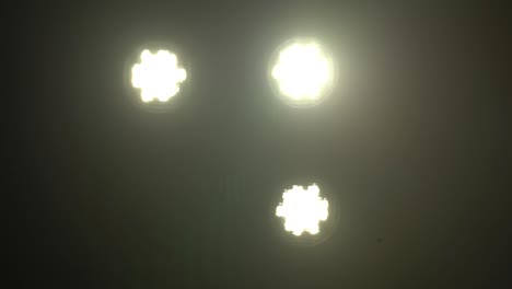 luces de escenario, reflectores que brillan brillantemente y se encienden y apagan