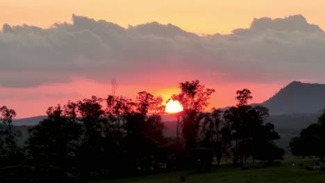puesta de sol en el paisaje de la vida rural