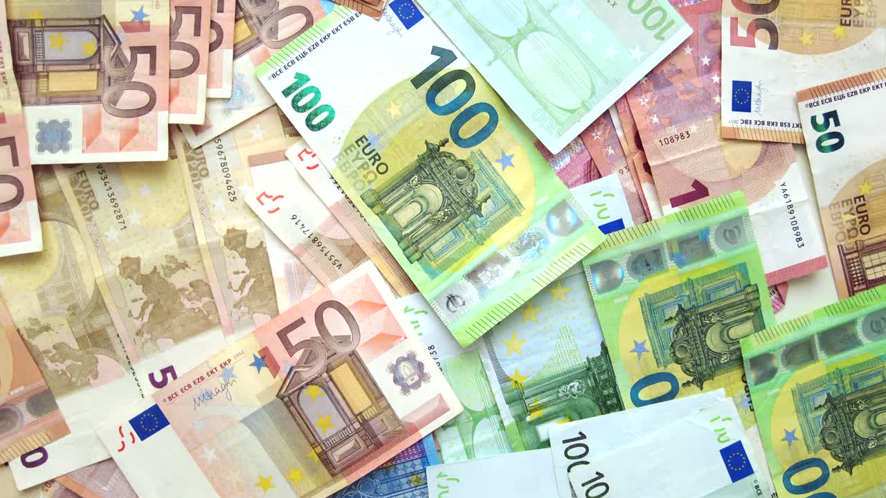 Primo piano di banconote da cinquanta e cento euro sparse su una superficie