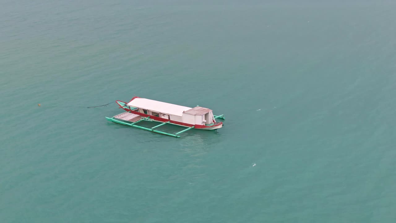 어선 정류장을 선회하고 해안에서 멀지 않은 잔잔한 청록색 바닷물에 떠있는 아름다운 조감도