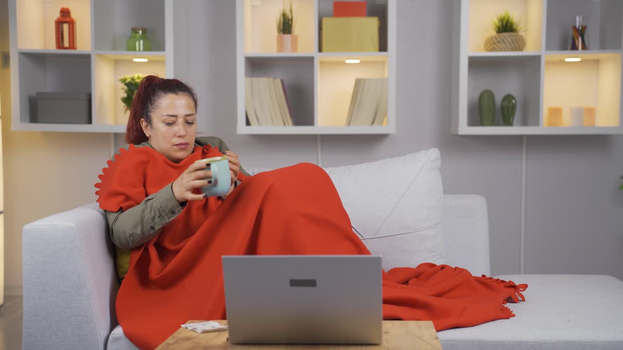 지폐를 보는 여자는 차갑습니다.