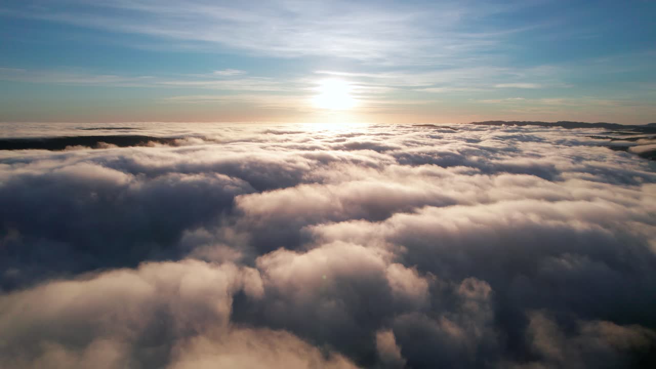 volando sobre las nubes hacia el amanecer