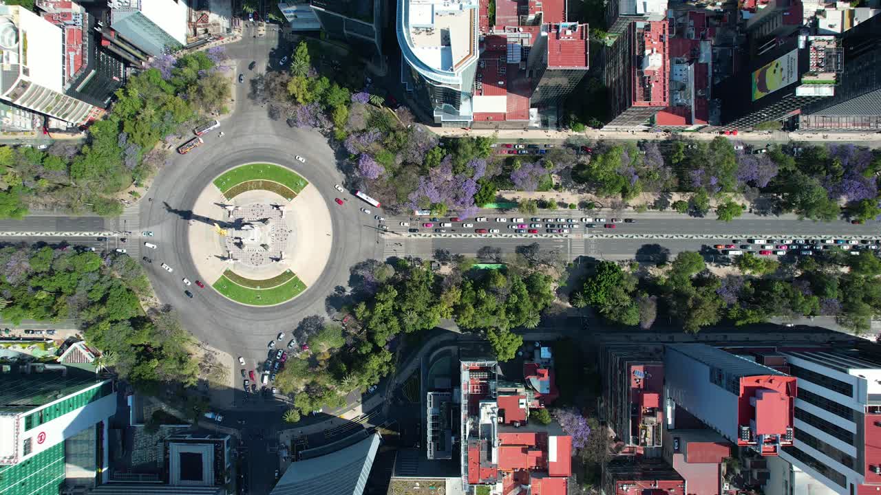 foto de avión no tripulado de ángel de la independencia en la ciudad de méxico con tráfico pesado