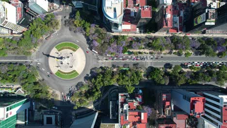 drone-shot-of-angel-de-la-independencia-in-mexico-city-with-heavy-traffic