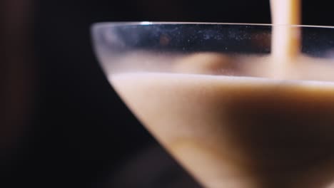 Vertido-En-Cámara-Lenta-De-Martini-Espresso-No2