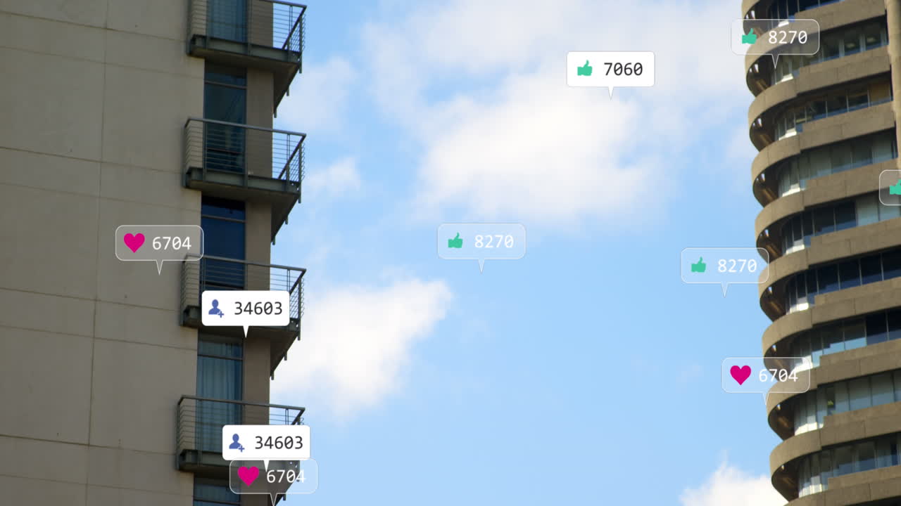 animación de múltiples barras de notificación sobre edificios modernos contra el cielo nublado