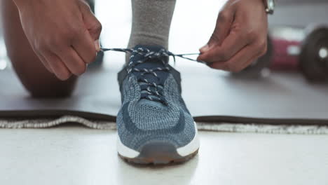 manos del hombre, cordones de zapatos y ejercicio en el hogar para la aptitud