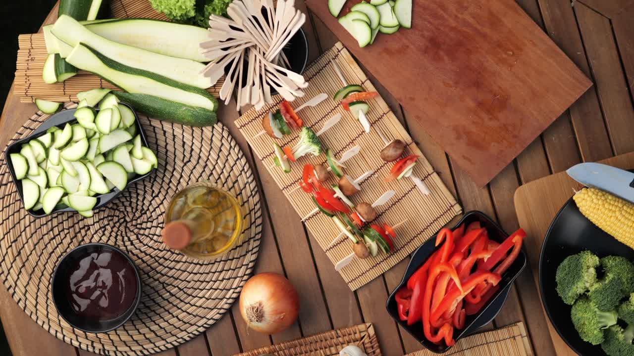 los pinchos de verduras se encuentran en una tabla de madera rodeada de ingredientes de panadería