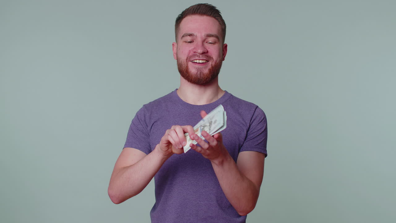 자랑스러운, 거만한, 부유한, 행복한 남자가 돈, 현금, 달러, 지폐, 달러 지폐를 들고 있다.