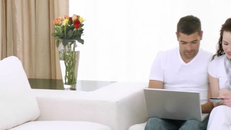 Couple-at-home-using-a-laptop