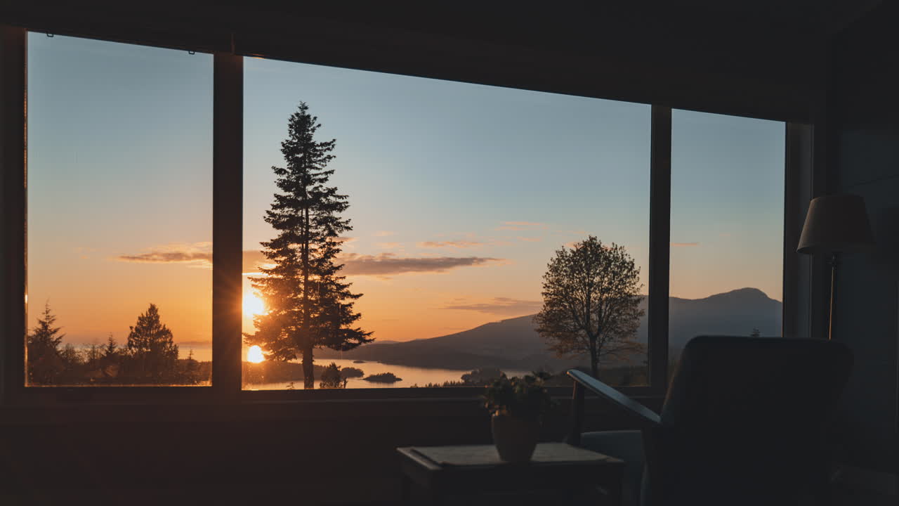 lapso de tiempo de colores vivos de una cálida puesta de sol o amanecer de islas y océanos en la isla de bowen, columbia británica, canadá
