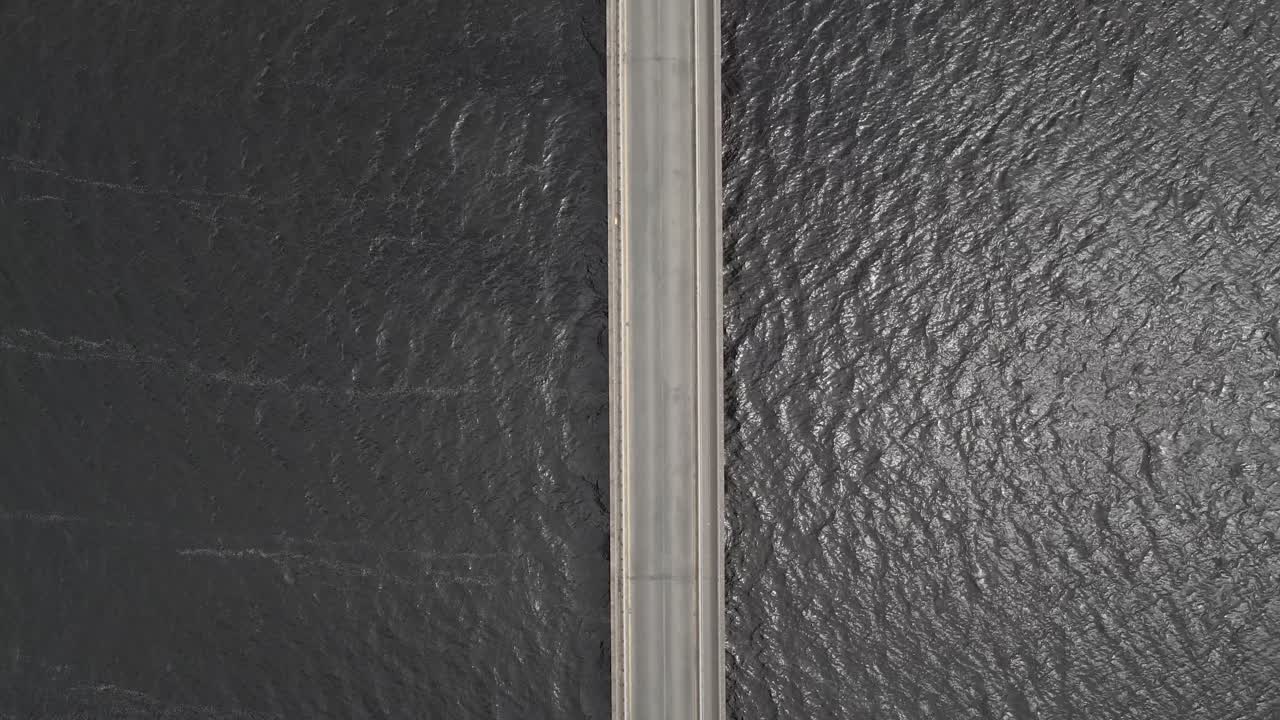 아일랜드 위클로의 낮에 밸리마운트 다리 아래 블레싱턴 호수의 졸졸 흐르는 물