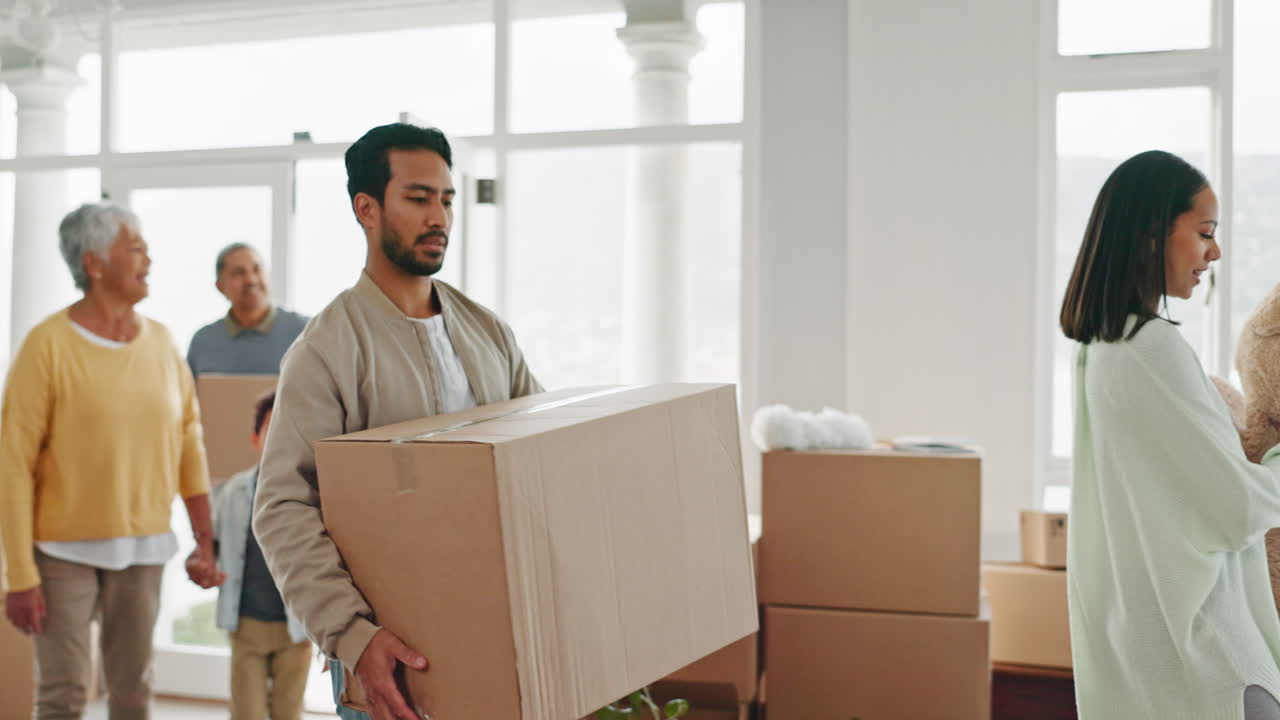 familia, padres e hijos en la puerta principal