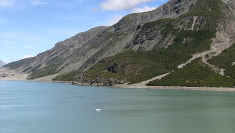 Landscape-of-Alaska-in-the-summertime,-Tarr-Inlet