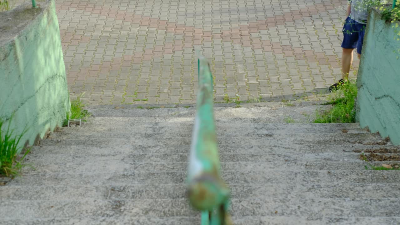 계단을 오르는 남자