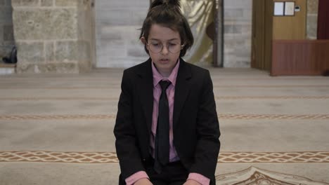 Boy-praying-in-mosque