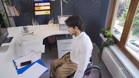 trabajador de oficina en silla de ruedas.