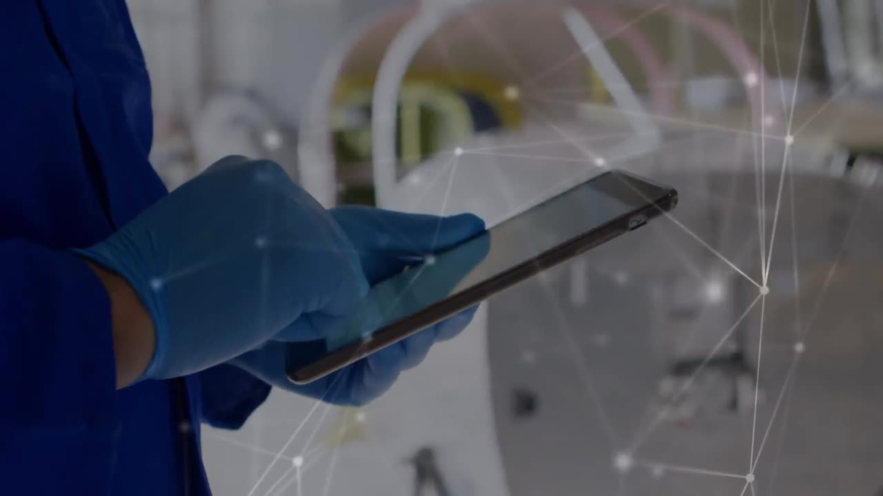 animación de la red de conexiones sobre las manos de un hombre caucásico usando una tableta