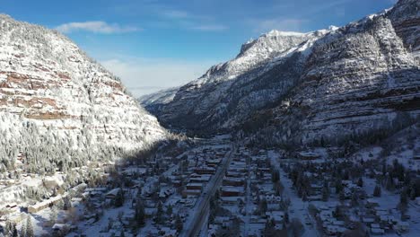 Ouray,-Suroeste-De-Colorado,-Estados-Unidos,-Vista-Aérea-De-La-Ciudad-Del-Valle-Bajo-Las-Colinas-Nevadas-De-Las-Montañas-De-San-Juan,-Suiza-De-América