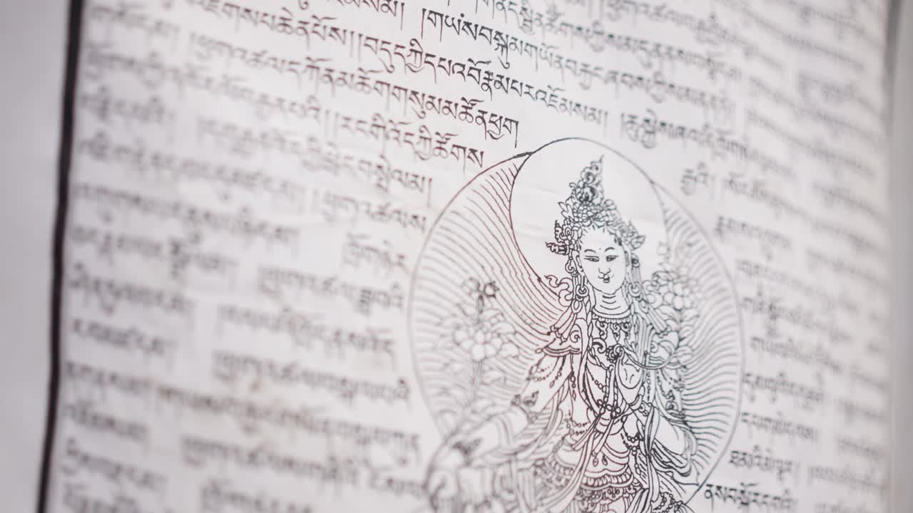 un primer plano de las banderas de oración blancas de lung ta movidas por el viento, nepal