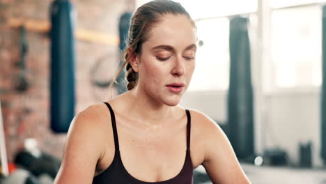 mujer descansando después del entrenamiento