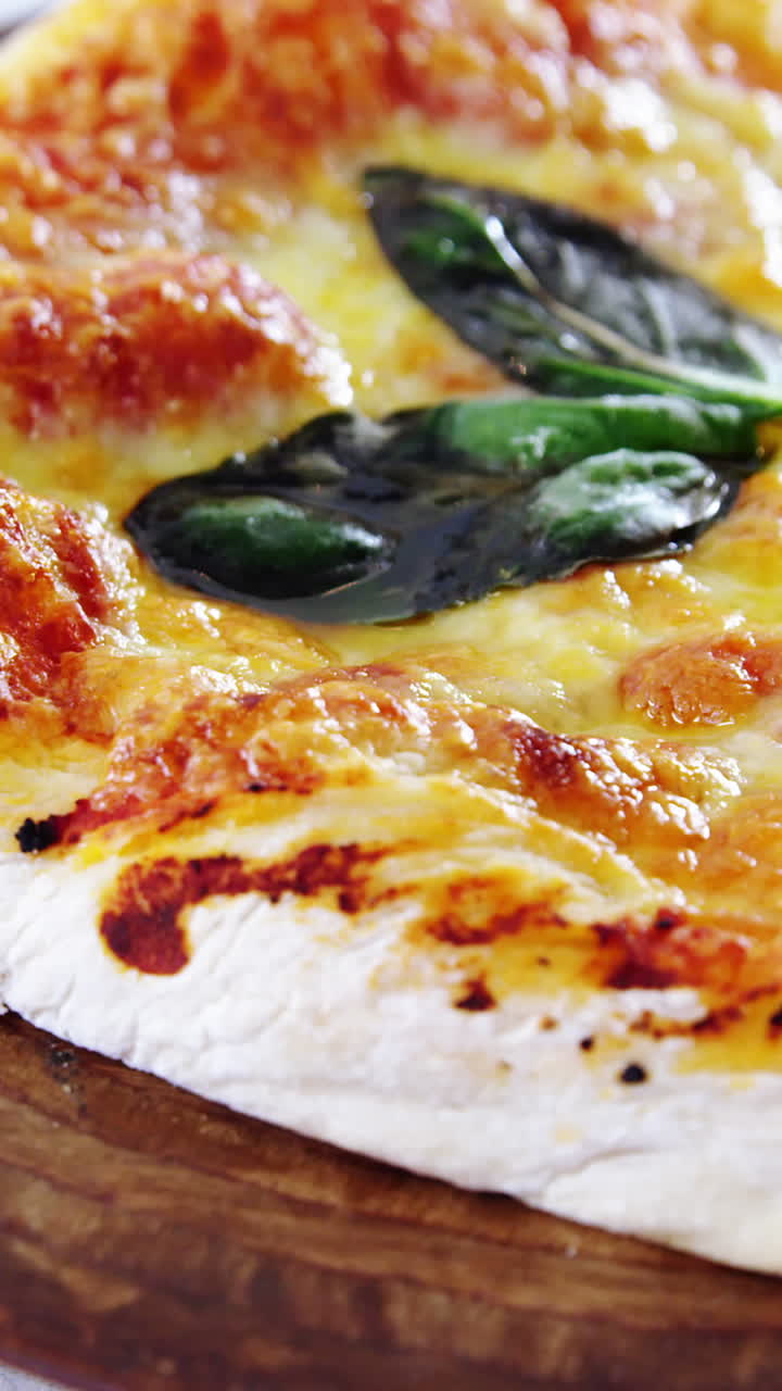 나무판 에 구운 피자