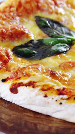 pizza horneada en una tabla de madera
