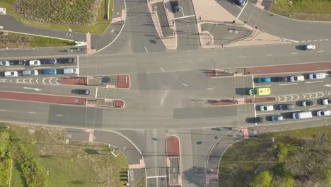 Vista-Aérea-De-Pájaros-Vista-De-Drones-De-Un-Cruce-De-Intersección-Ocupado-Con-Muchos-Automóviles-Y-Tráfico