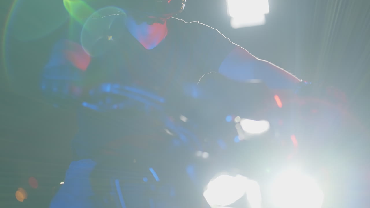 야간 오토바이 운전자