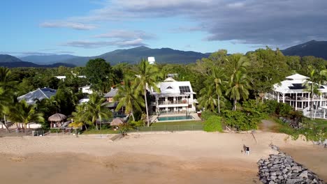 Luxury-houses-on-the-beach-in-tropical-North-East-Queensland,-Australia