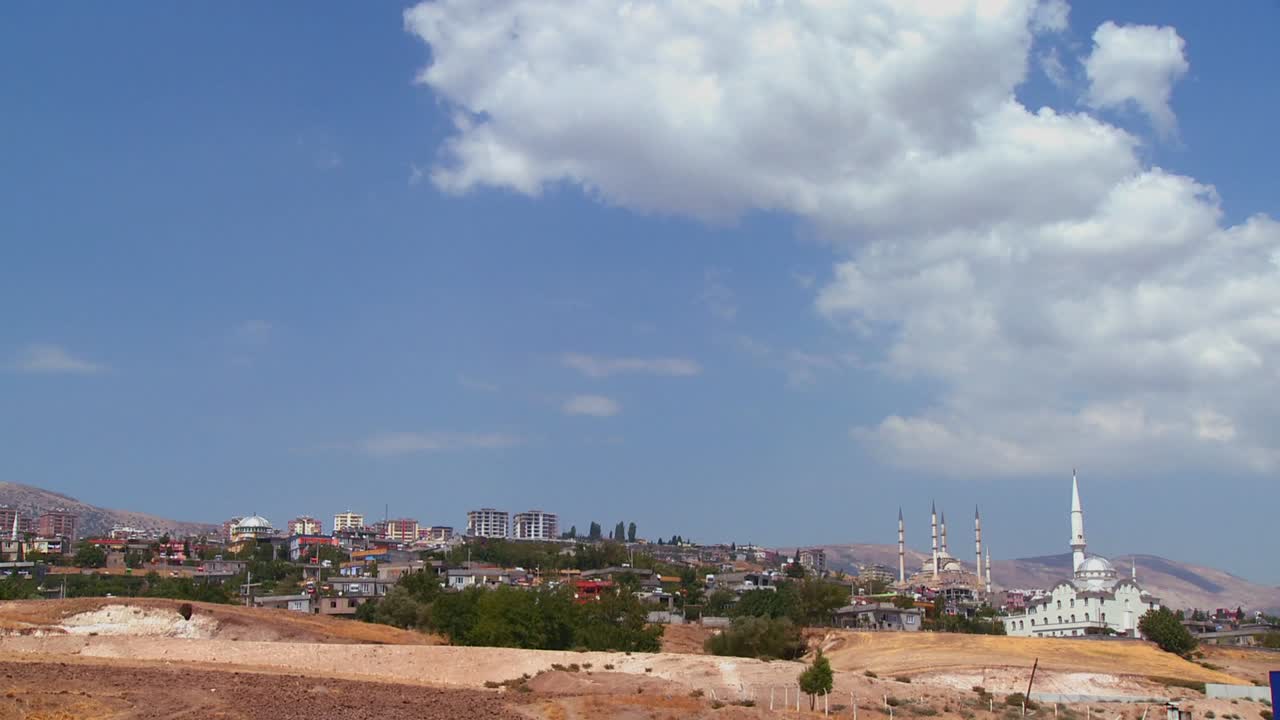 Moschee si stagliano all'orizzonte in una città remota in Azerbaigian, Georgia, Asia Centrale o Turchia 2