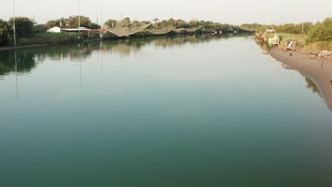 Landschaft-Mit-Fischerhütten-Im-Fluss-Mit-Typisch-Italienischer-Fischermaschine,-Genannt-&quot;trabucco&quot;,-Lido-Di-Dante,-Fiumi-Uniti-Ravenna-In-Der-Nähe-Des-Comacchio-tals