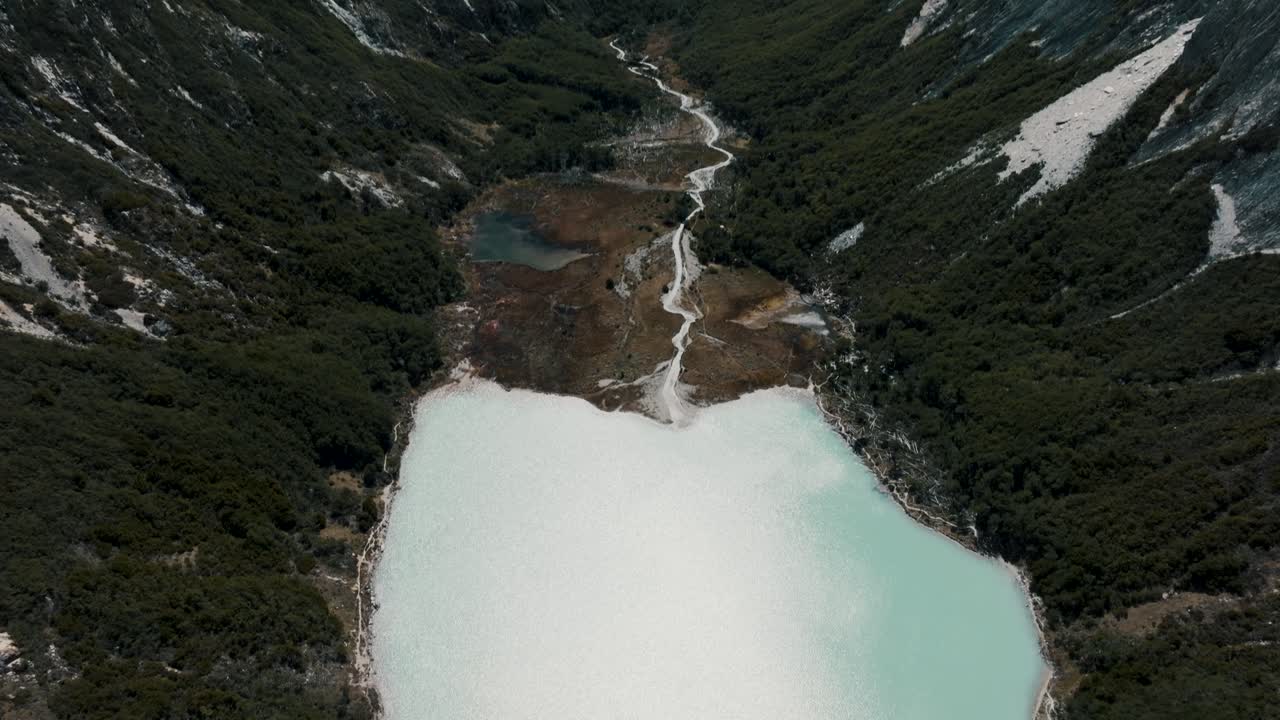 vista panorámica de la laguna esmeralda en ushuaia, provincia de tierra del fuego, argentina - disparo de un avión no tripulado