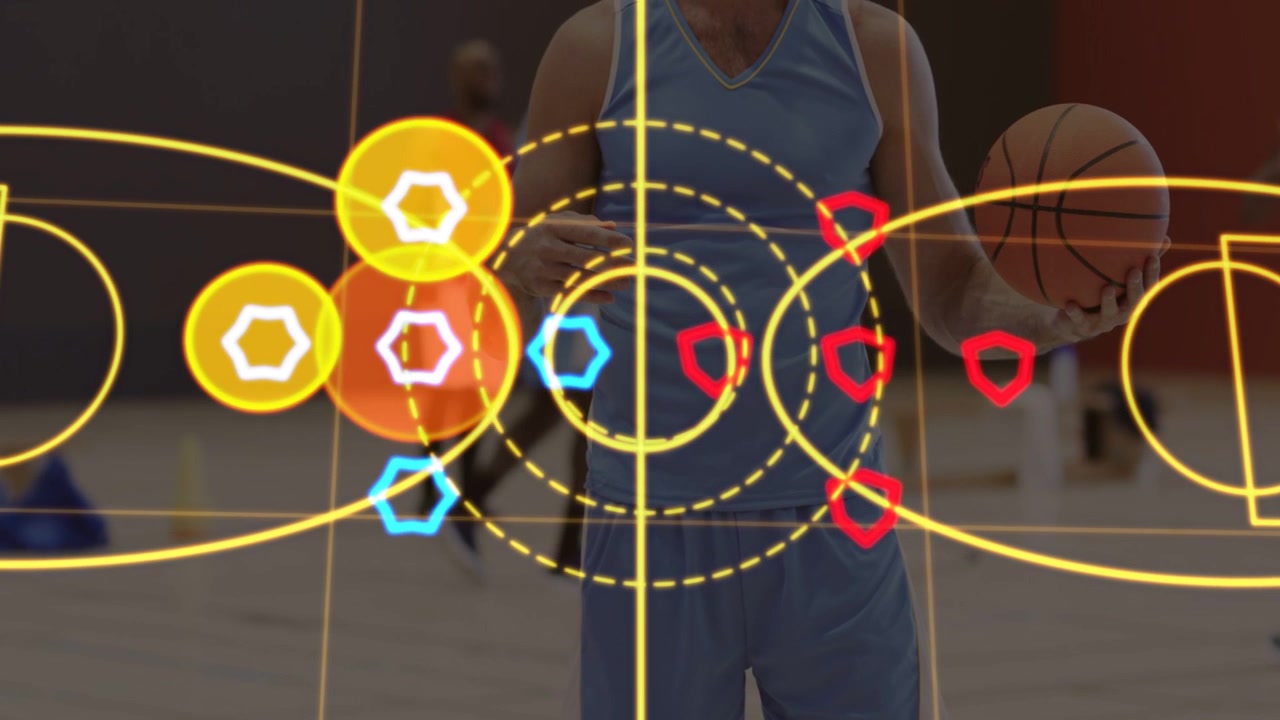 Inquadratura della telecamera, un giocatore di basket maschio che afferra la palla con un overlay tattico che segna le zone per l'allenamento.