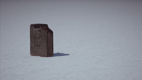 Bote-De-Combustible-De-Metal-Antiguo-En-Salt-Flats-En-Utah