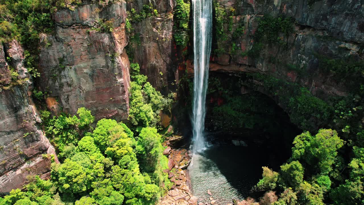 cataratas belmore, australia, drones rodean una enorme cascada y una piscina debajo