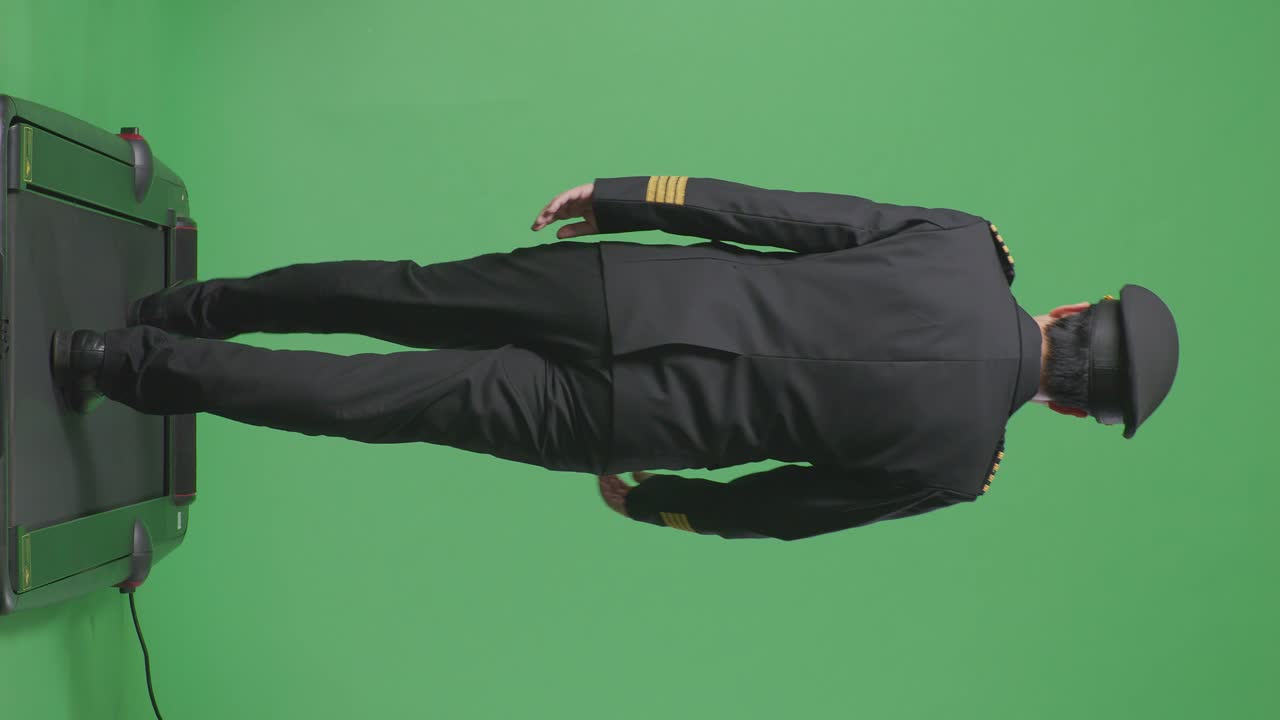 파일이 녹색 스크린을 향해 트레드밀을 고 있다