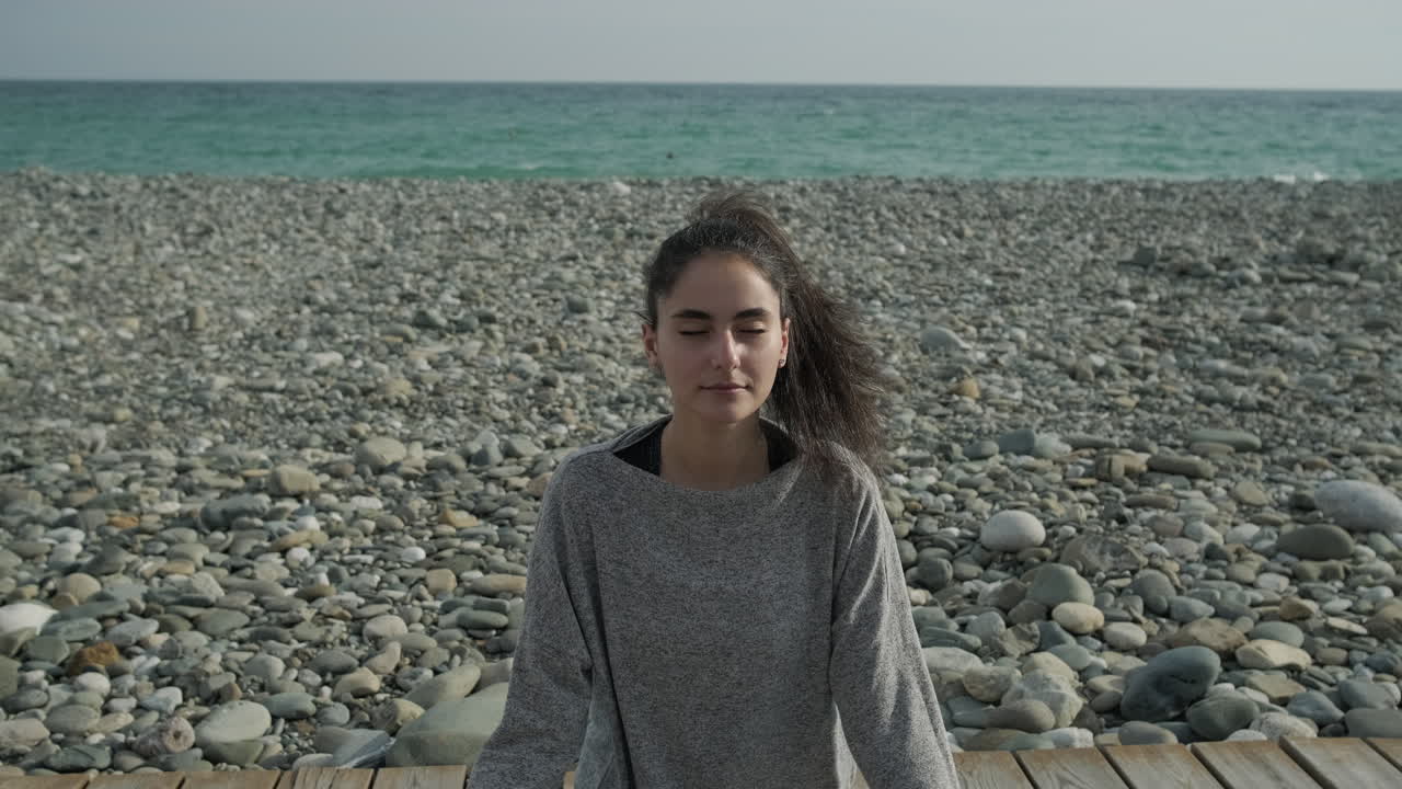 해변에서 명상하는 여자