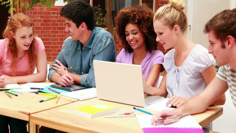 Estudiantes-Felices-Trabajando-Juntos-En-Una-Tarea