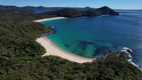 Playa-De-Barcos---Rocas-Focas---Costa-Norte-Central---Nueva-Gales-Del-Sur---Nsw---Australia---Toma-Aérea-De-Retroceso