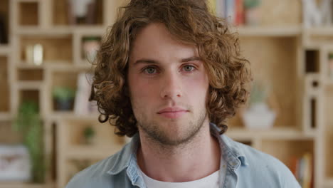 retrato de un joven exitoso con aspecto serio estudiante masculino caucásico en el fondo moderno de interiores serie de personas reales