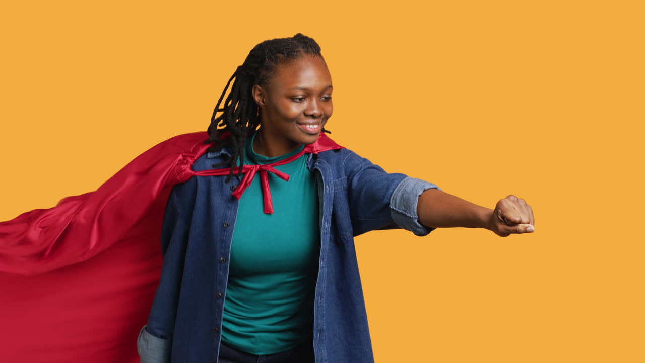 el superhéroe vuela con la capa revoloteando en el viento, fondo del estudio