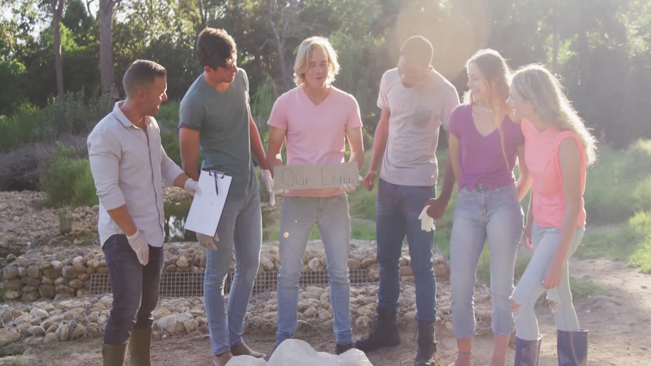 강 청소 일 동안 미소 짓고 카메라를 바라보는 중년 성인