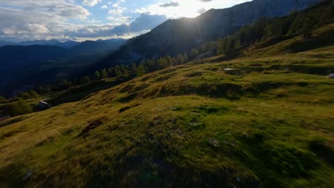 Fpv-Aufnahmen-Wurden-In-Dem-Slowenischen-Bergdorf-In-Den-Alpen-Mit-Einer-Drohne-Gedreht,-Die-Schnell-über-Berge-Flog,-Gefilmt-Mit-Einer-Gopro-Mit-Unglaublichen-Umliegenden-Landschaften-Mit-Einem-Wanderer,-Der-Eine-Fahne-Hielt-1