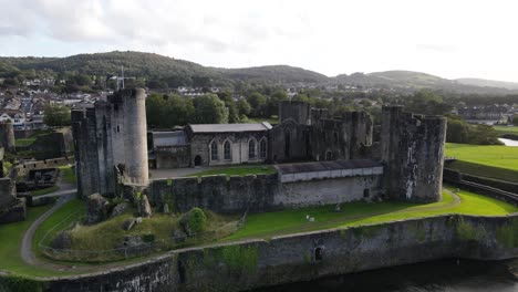 Panorama-Aéreo-De-La-Ciudad-Y-El-Castillo-De-Caerphilly,-Punto-De-Referencia-De-Gales-Del-Sur