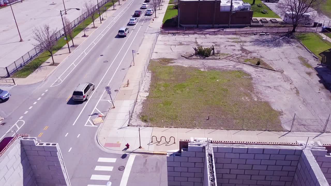 antena sobre trabajadores en la parte superior de un edificio en un sitio de construcción