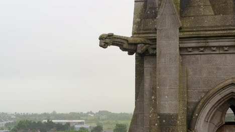 St.-Michaels-Kirche-In-Ballinasloe,-Galway-Mit-Anthropomorphem-Wasserspeier-Aus-Stein