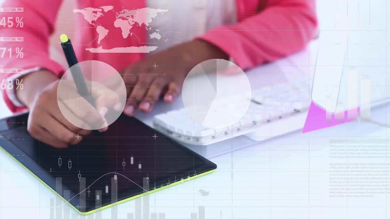 animación de diversos datos y gráficos sobre las manos de una trabajadora afroamericana que usa una tableta